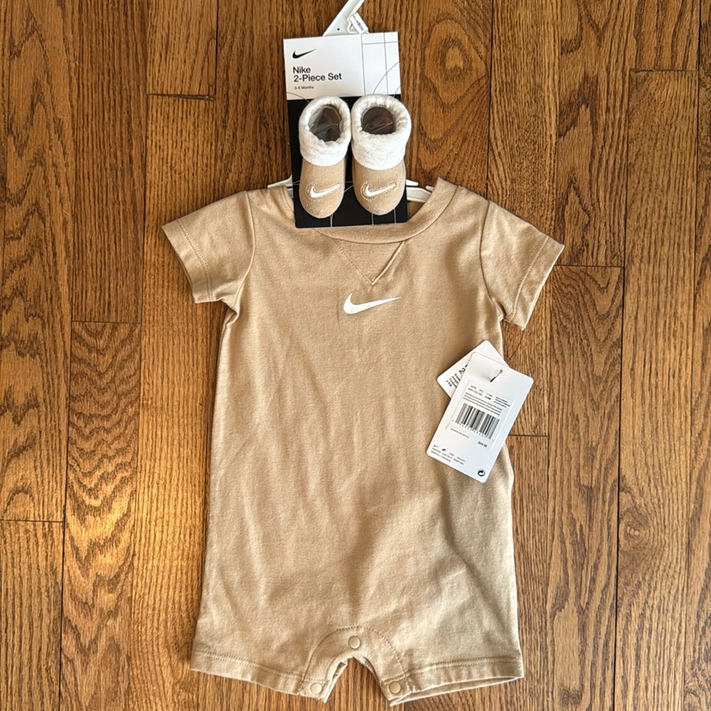 Nike 2 piece set jumper and socks
